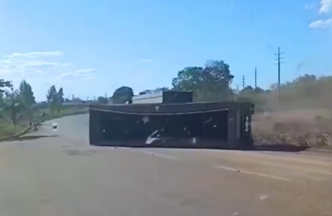 V&iacute;deo mostra momento em que carreta carregada com milho tomba na BR-010 em Porto Nacional