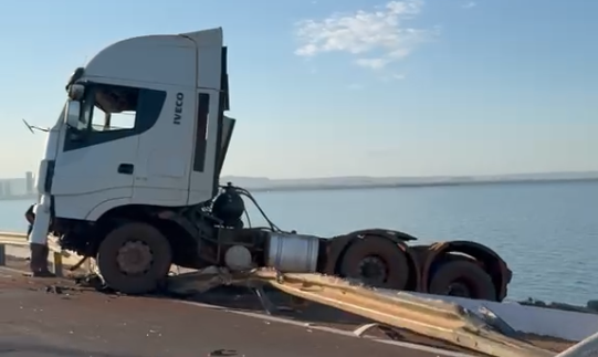 Acidente na travessia do lago entre  Palmas e Luzimangues deixa tr&acirc;nsito lento e requer aten&ccedil;&atilde;o redobrada dos motoristas