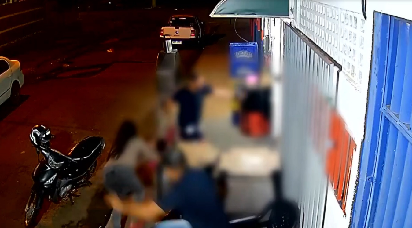 Homem arrasta crian&ccedil;a de 4 anos enquanto ela jantava com os pais em bar