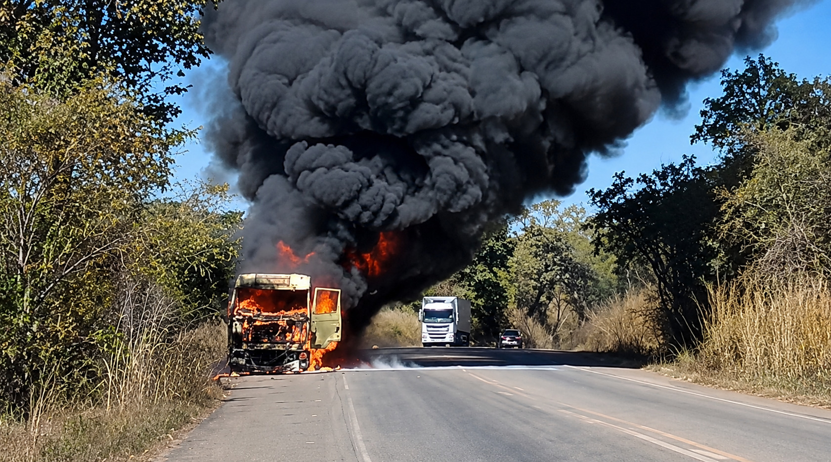 Caminh&atilde;o carregado de cimento &eacute; destru&iacute;do por inc&ecirc;ndio na BR-153 entre Para&iacute;so e Barrol&acirc;ndia (TO)
