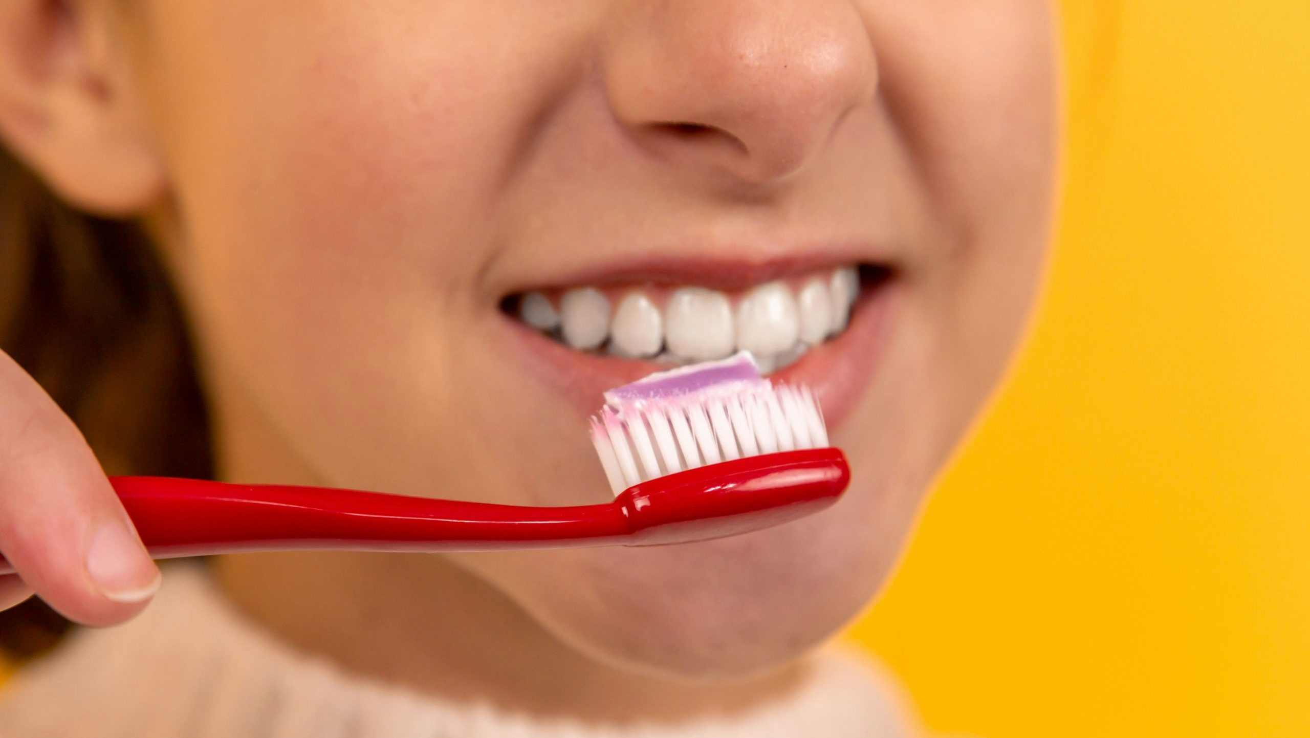 Sua escova de dentes pode prolongar a gripe? Especialista explica