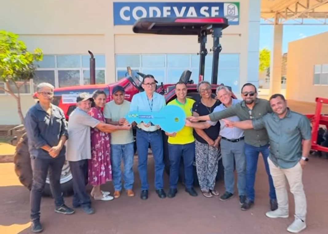 Filipe Martins entrega trator com grade para Associa&ccedil;&atilde;o Monte Alegre, em Nova Rosal&acirc;ndia