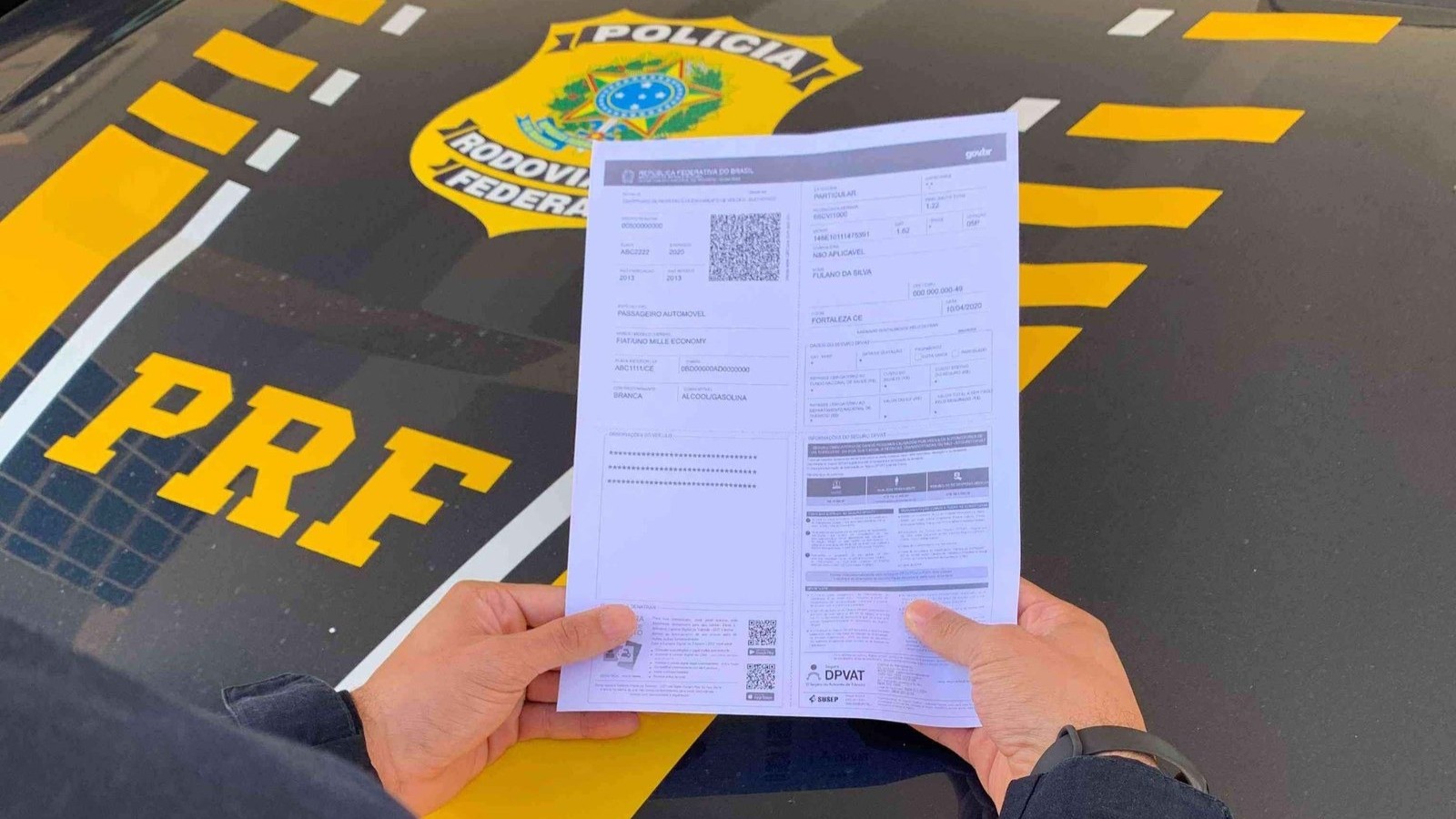 Homem &eacute; preso pela PRF ao apresentar documento falso para liberar ve&iacute;culo