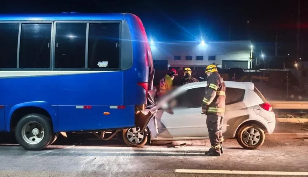 Homem morre ap&oacute;s bater carro na traseira de micro-&ocirc;nibus na BR-153