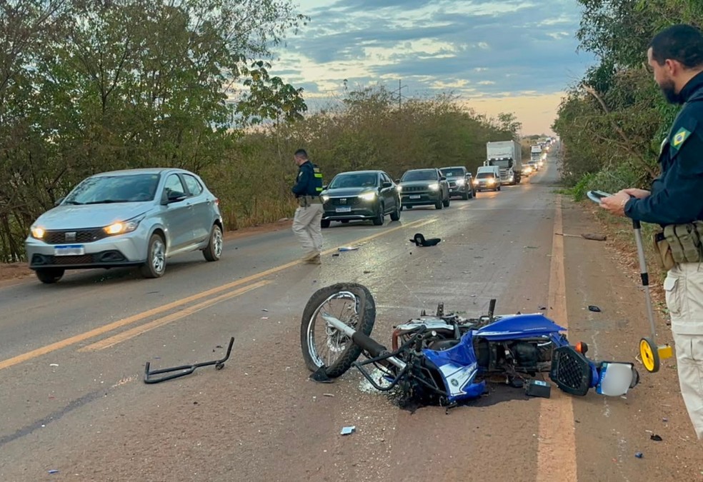 Jovem de 22 anos morre ap&oacute;s motocicleta bater de frente com caminh&atilde;o na BR-010 em Porto Nacional (TO)