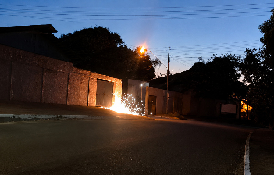 Rede de energia pega fogo e assusta moradores em Dois Irm&atilde;os do Tocantins; veja o v&iacute;deo