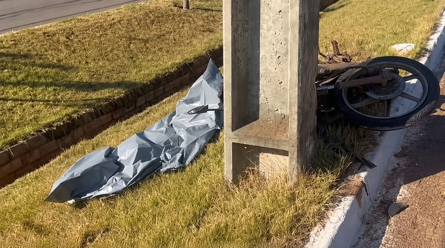 Motociclista morre ap&oacute;s perder o controle da moto e bater em poste na BR-153, em Aragua&iacute;na (TO)