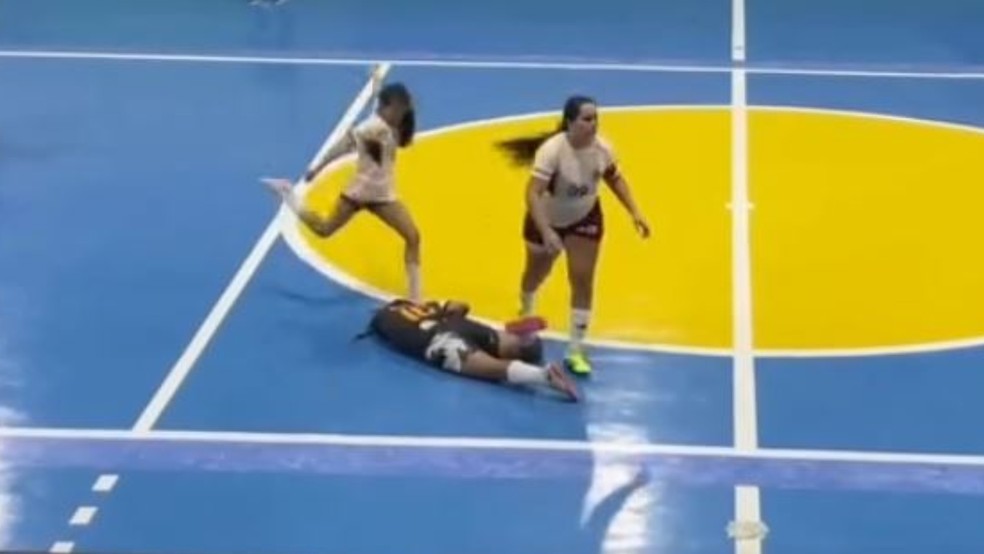 Jogadora &eacute; suspensa por 5 anos ap&oacute;s chutar a cabe&ccedil;a de advers&aacute;ria durante jogo de futsal no Cear&aacute;