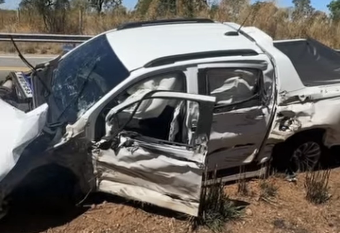 Caminhonete perde o controle, bate em dois caminh&otilde;es e capota na TO-070