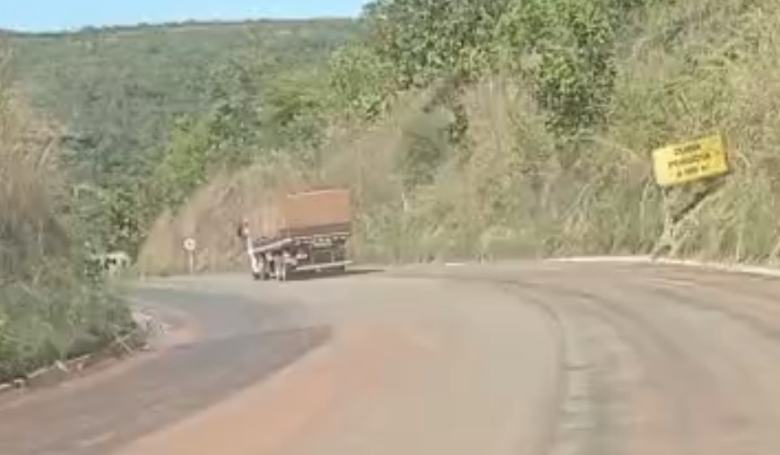 Motorista filma momento em que caminh&atilde;o perde os freios e despenca em ribanceira na serra de Taquaru&ccedil;u; veja o v&iacute;deo