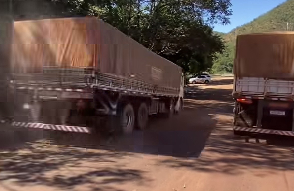 Novo v&iacute;deo mostra de perto caminh&atilde;o atingindo carros e caindo em ribanceira na serra de Taquaru&ccedil;u; veja