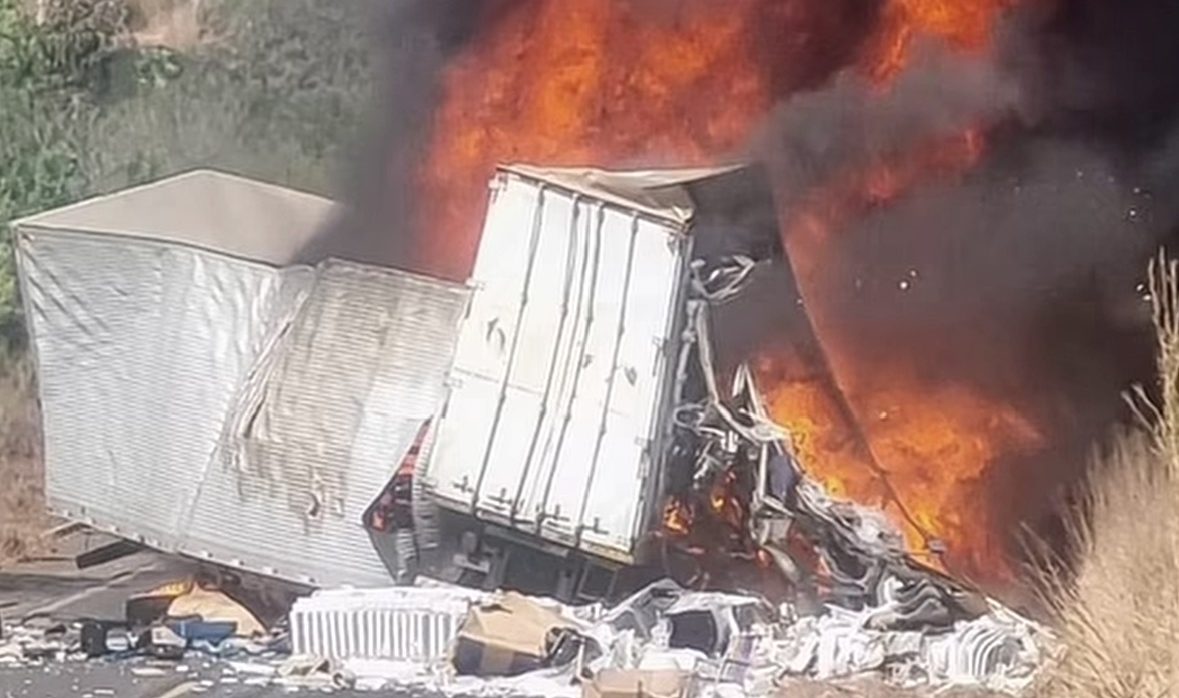 Grave acidente entre carretas deixa morto e interdita a BR-153 em Colinas do Tocantins