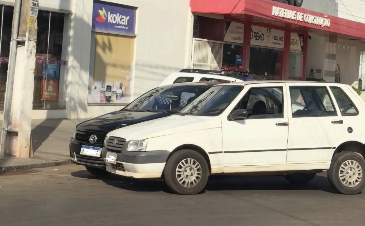 Acidente entre dois carros &eacute; registrado na Avenida Castelo Branco, em Para&iacute;so do Tocantins