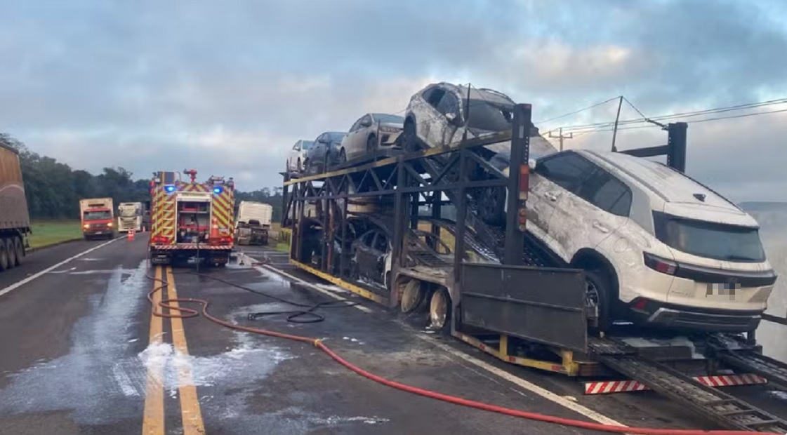 Caminh&atilde;o-cegonha pega fogo na BR-277 e destr&oacute;i ve&iacute;culos transportados