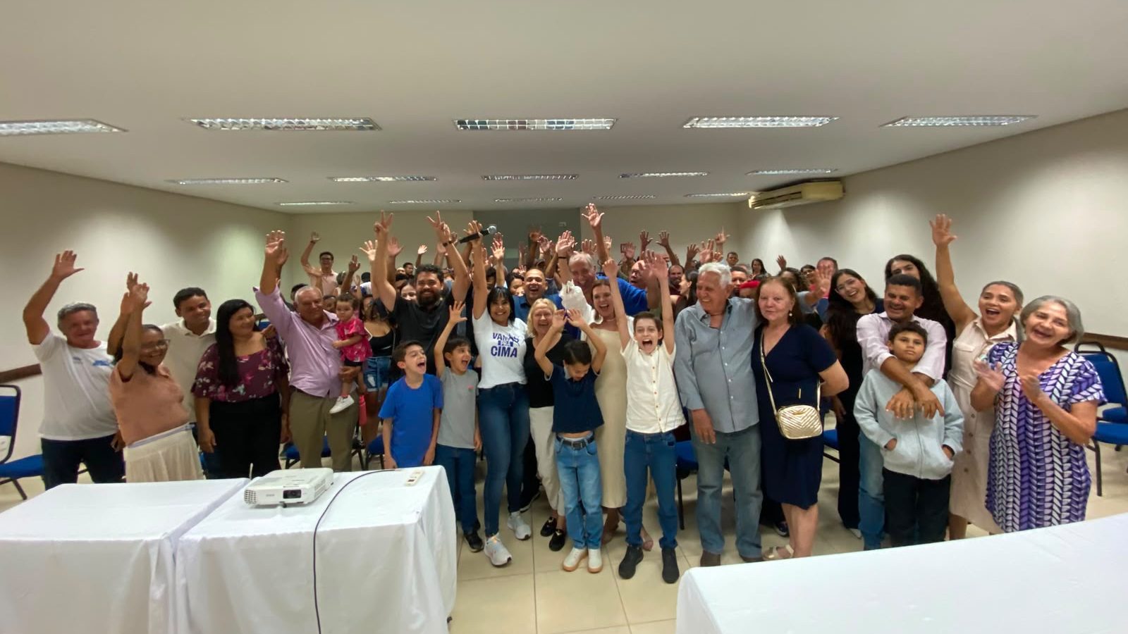 Janad Valcari re&uacute;ne lideran&ccedil;as em encontro pol&iacute;tico em Palmas
