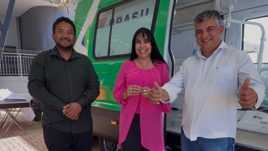 Janad Valcari entrega unidade odontol&oacute;gica m&oacute;vel em Sandol&acirc;ndia
