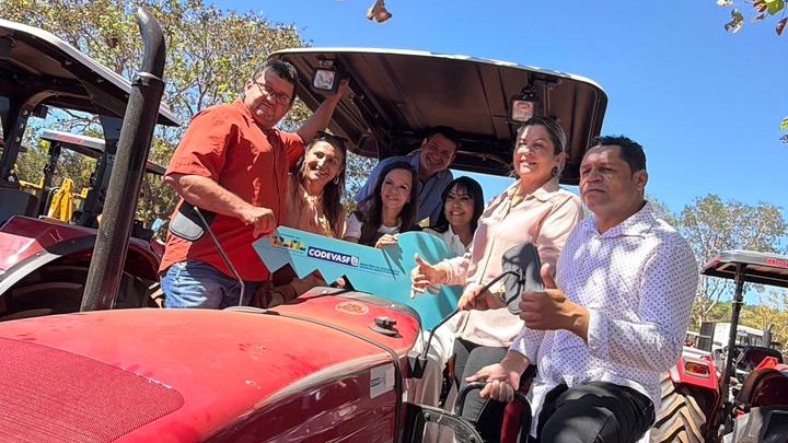 Janad Valcari fortalece agricultura de Guara&iacute; com trator