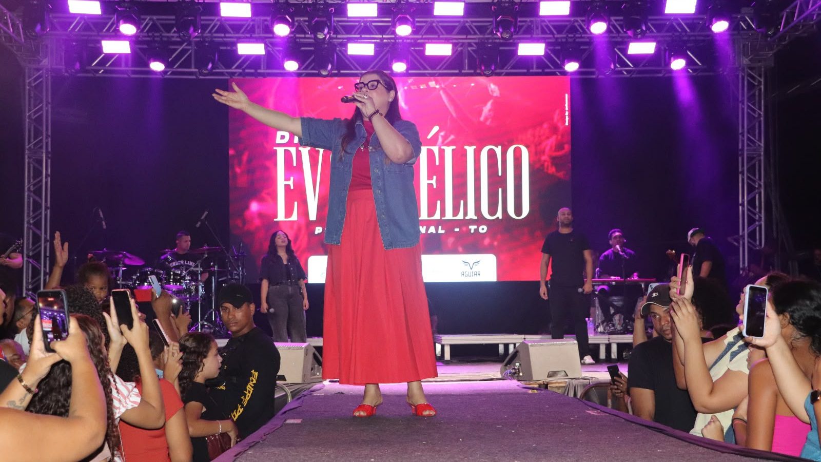 Dia do Evang&eacute;lico re&uacute;ne milhares de fi&eacute;is em Porto Nacional com show de Midian Lima