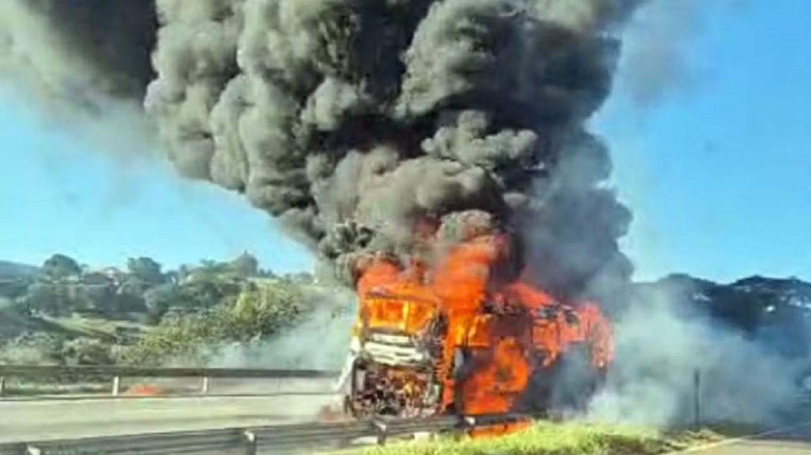 &Ocirc;nibus com 46 passageiros que seguia para hotel-fazenda pega fogo e fecha a BR-381
