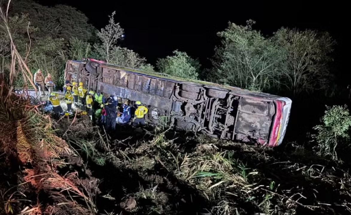 &Ocirc;nibus de excurs&atilde;o com 67 passageiros capota em ribanceira e deixa 3 mortos e dezenas de feridos