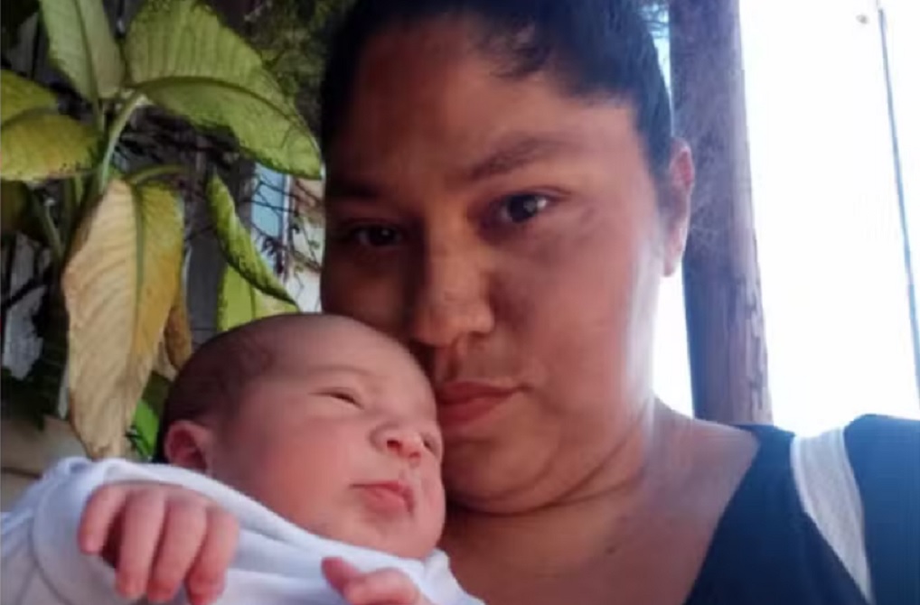 Beb&ecirc; surpresa: mulher sente dor nas costas, descobre gravidez e d&aacute; &agrave; luz 12 horas depois