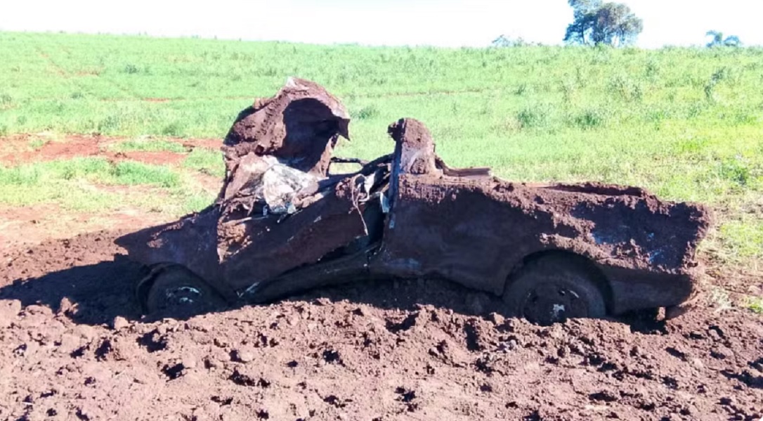 Caminhonete enterrada &eacute; encontrada durante obra e pol&iacute;cia tenta desvendar mist&eacute;rio