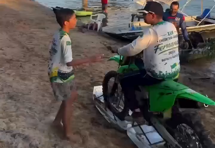 Piloto atravessa Rio Xingu com moto adaptada para andar sobre a &aacute;gua; v&iacute;deo viraliza
