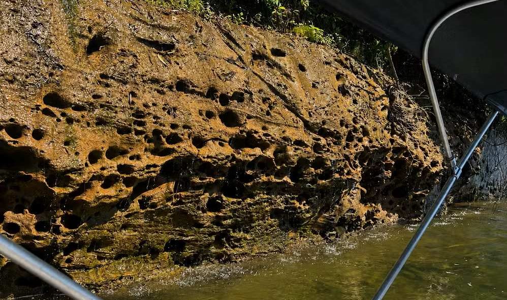Pinga: forma&ccedil;&atilde;o rochosa com &aacute;gua cristalina encanta visitantes em Sampaio