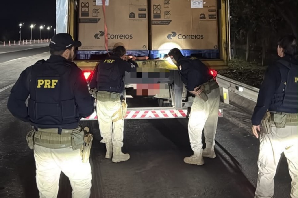 PRF descobre homem escondido em caixa e prende suspeitos de furto em caminh&atilde;o dos Correios na BR-153