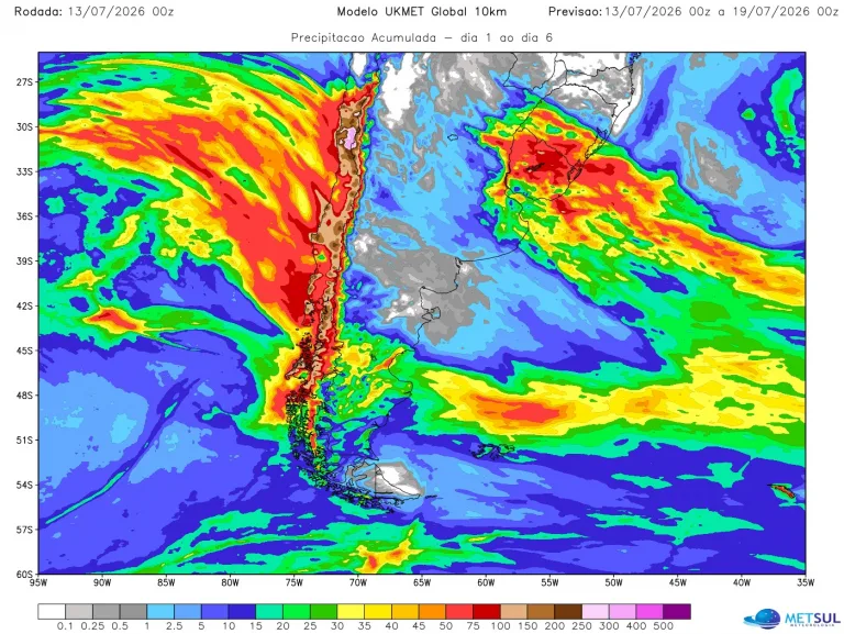 Rio atmosf&eacute;rico avan&ccedil;a pela Am&eacute;rica do Sul com chuvas de at&eacute; 300 mm