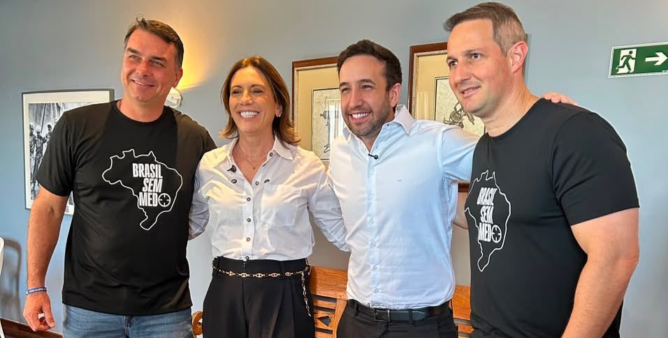 Fl&aacute;vio Bolsonaro re&uacute;ne aliados no litoral de SP para discutir estrat&eacute;gias eleitorais de 2026