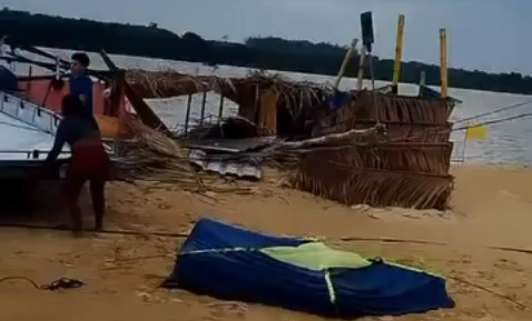 Ventania provoca susto e derruba tendas na Praia da Maced&ocirc;nia, em Bernardo Say&atilde;o