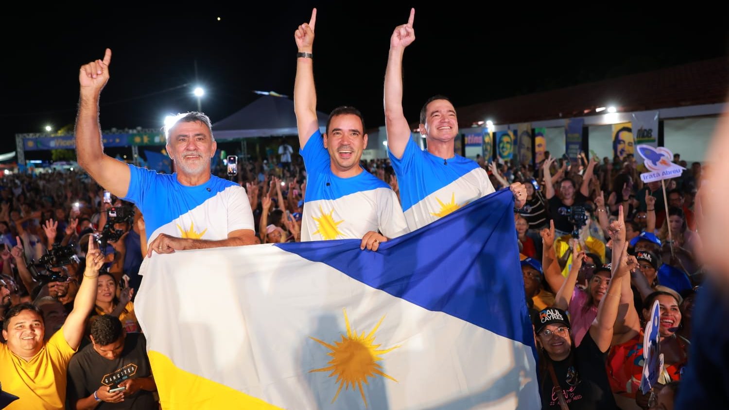 Vicentinho e Am&eacute;lio s&atilde;o recepcionados por milhares em Augustin&oacute;polis