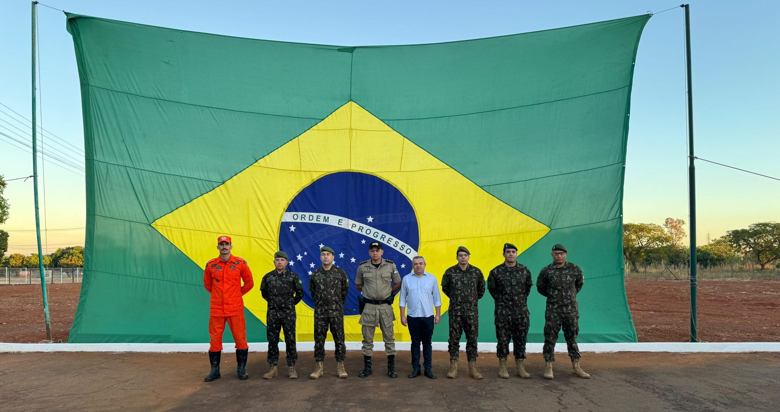 Prefeito Ronivon Maciel recebe comandante da 11&ordf; Regi&atilde;o Militar em visita ao Tiro de Guerra de Porto Nacional