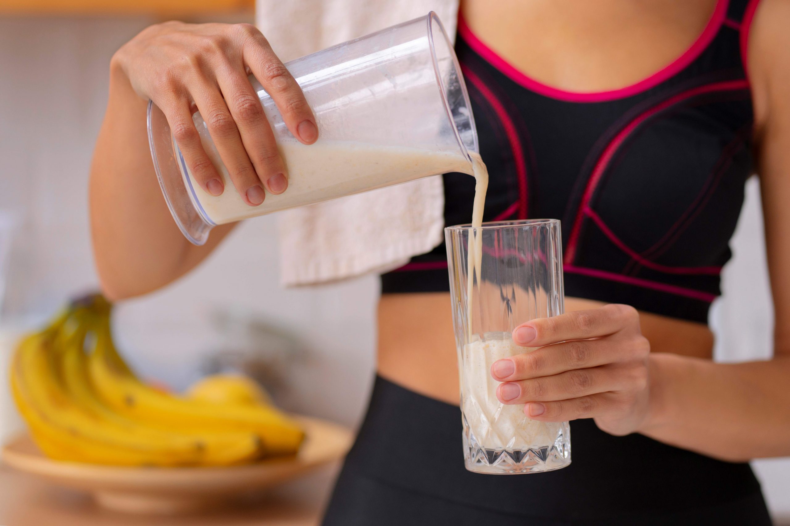 Leite pode substituir o whey protein? Nutricionista explica