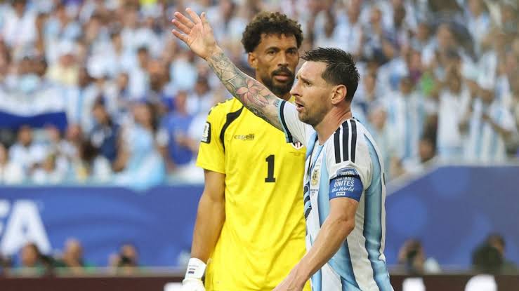 Vozinha revela o que Messi disse ap&oacute;s jogo da Copa e reage aos rumores sobre clubes brasileiros