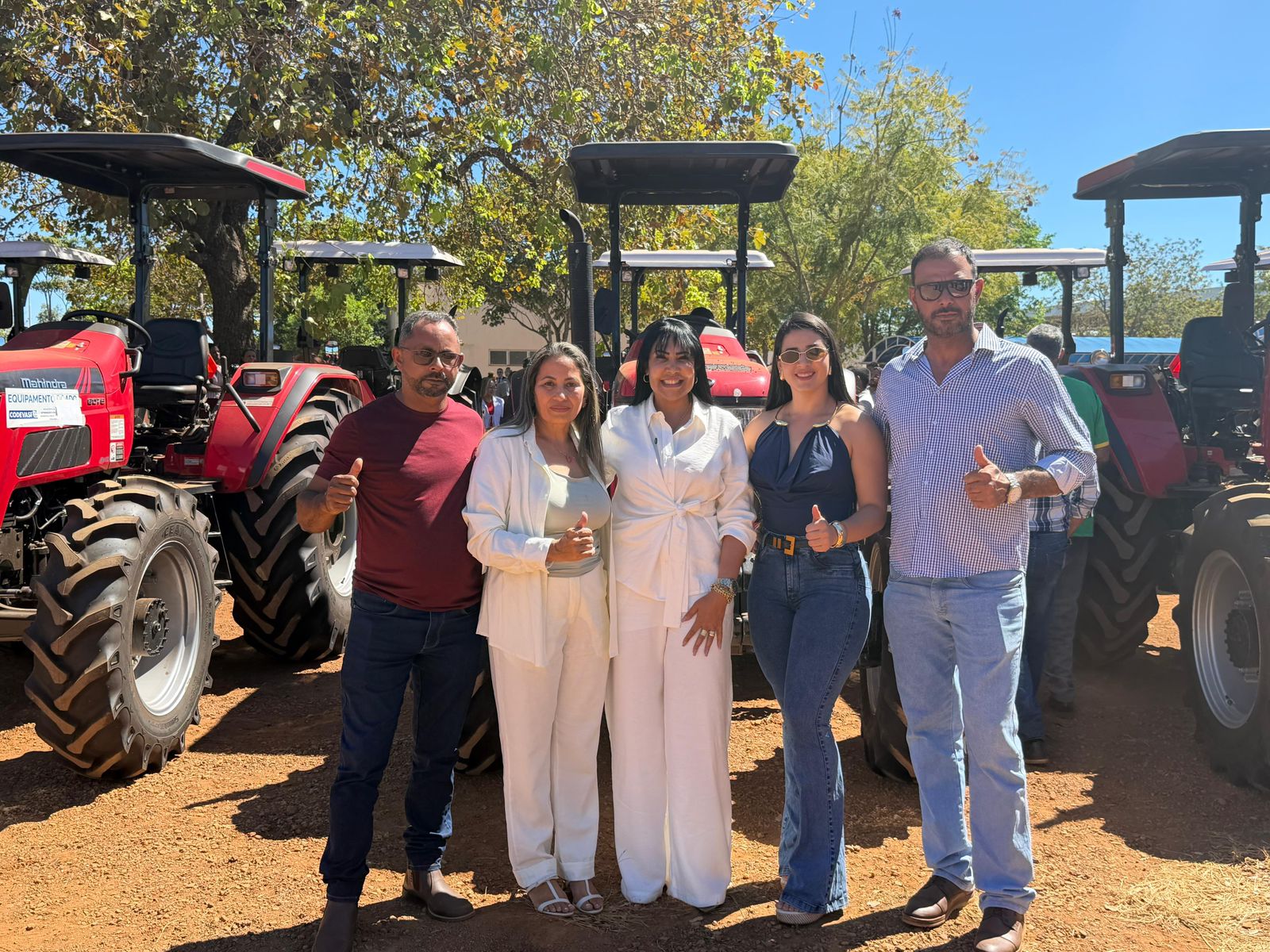 Janad Valcari participa de entrega de trator em Monte Santo e refor&ccedil;a agricultura familiar