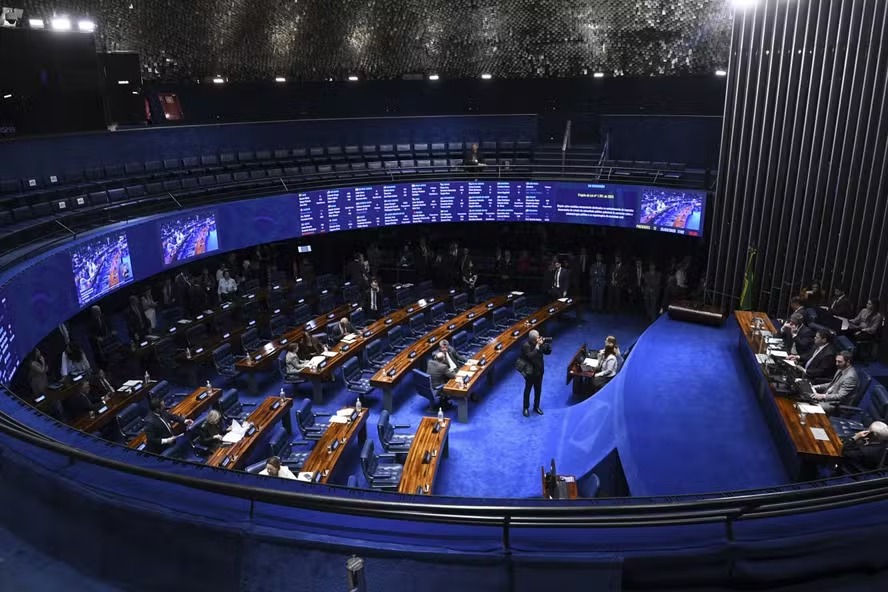 Senado aprova PEC que reduz idade para aposentadoria de agentes de sa&uacute;de
