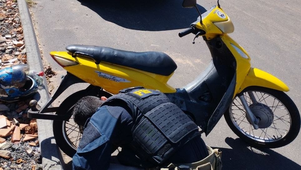 PRF recupera motocicleta furtada e prende homem por recepta&ccedil;&atilde;o em Aragua&iacute;na