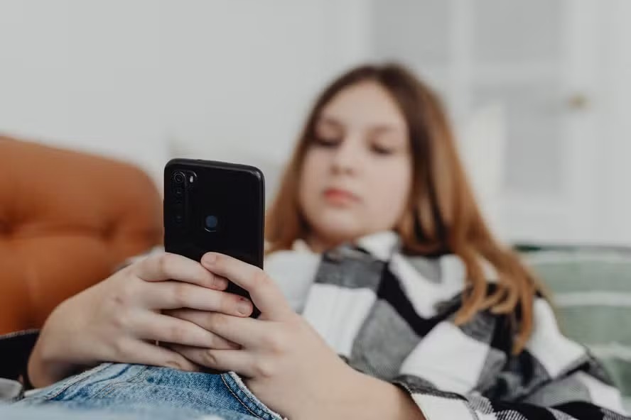 Fran&ccedil;a pro&iacute;be redes sociais para menores de 15 anos e responsabiliza plataformas