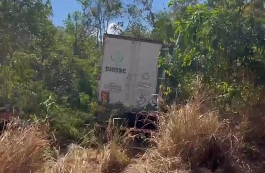 Caminh&atilde;o sofre falha mec&acirc;nica, invade contram&atilde;o e sai da pista na BR-153, pr&oacute;ximo a Guara&iacute; TO