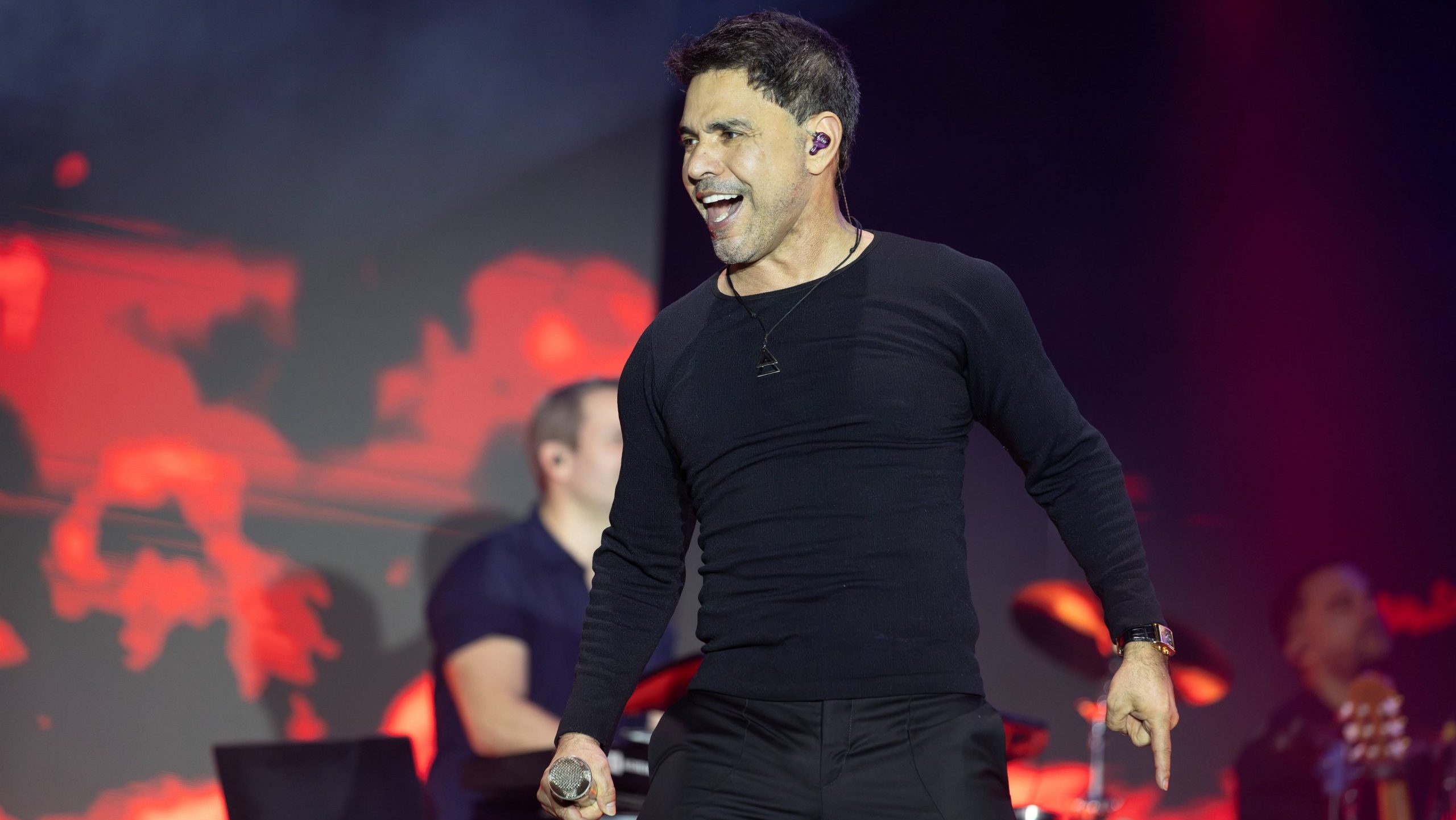 Zez&eacute; Di Camargo re&uacute;ne mais de 100 mil pessoas em show e leva multid&otilde;es por tr&ecirc;s cidades